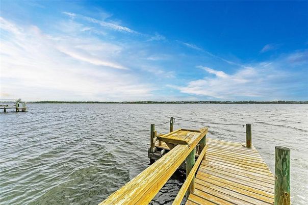 Exterior, Lake