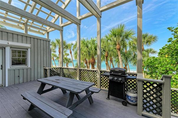 Exterior, Interior, Sun Room, Water
