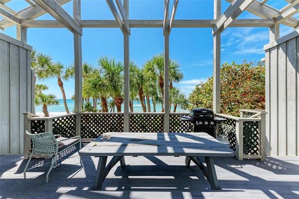 Exterior, Interior, Sun Room, Water
