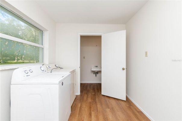 Interior, Washer, Wood Texture Flooring