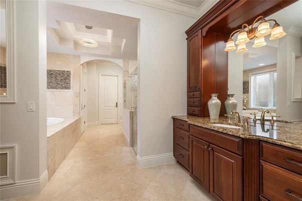 Bathroom, Dual Sink Vanities, Interior, Recessed Lighting