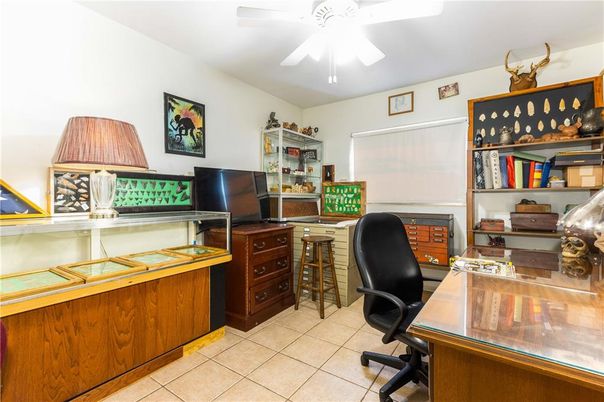 Home Office, Interior
