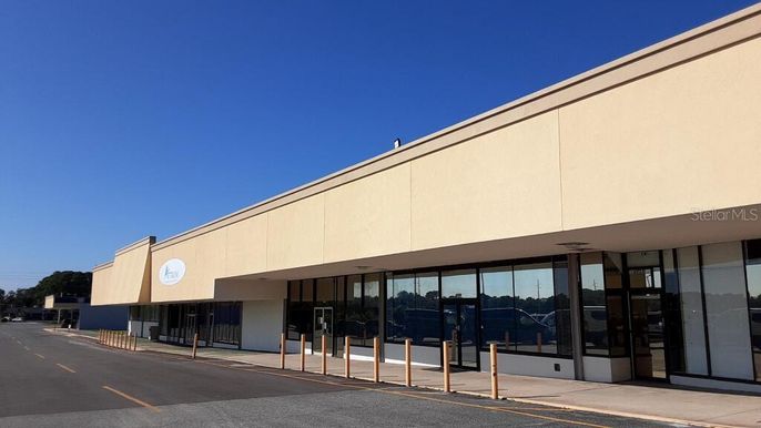 Exterior, Facade, Modern