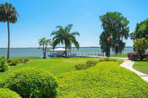 Exterior, Lake