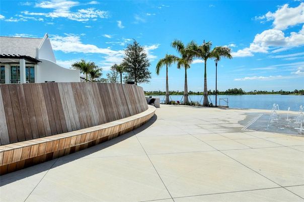 Exterior, Lake