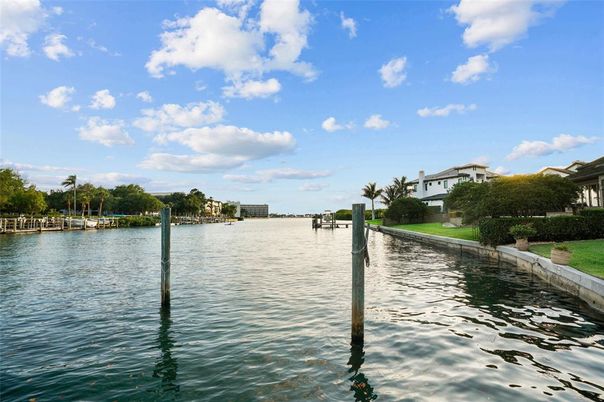Exterior, Lake