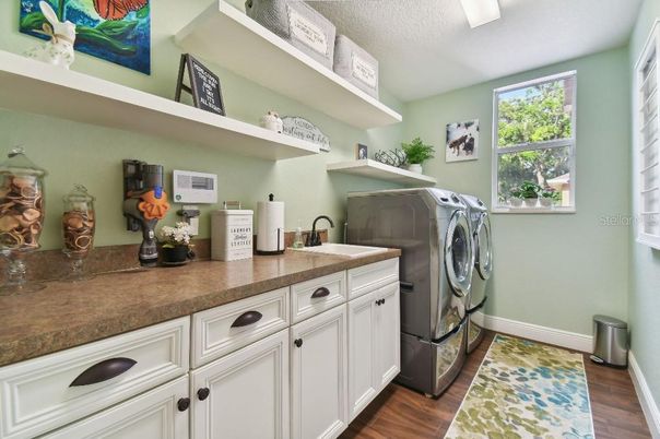Interior, Washer, Wood Texture Flooring