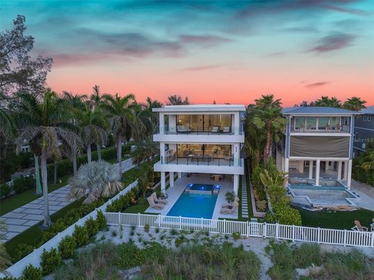 Exterior, Facade, Pool, Modern