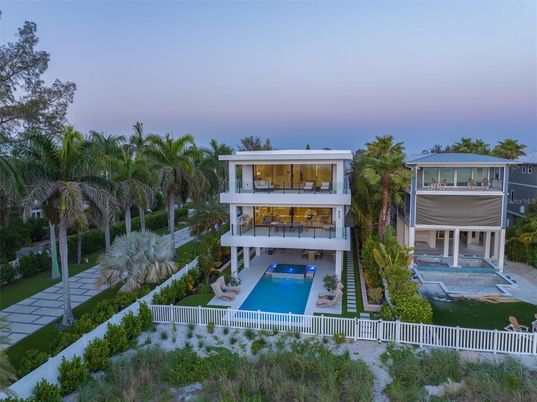 Exterior, Facade, Pool, Modern