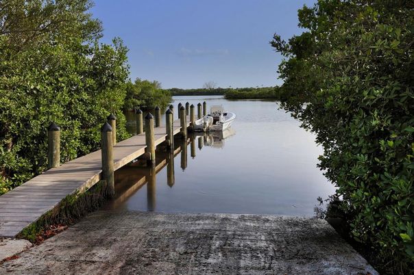 Exterior, Lake