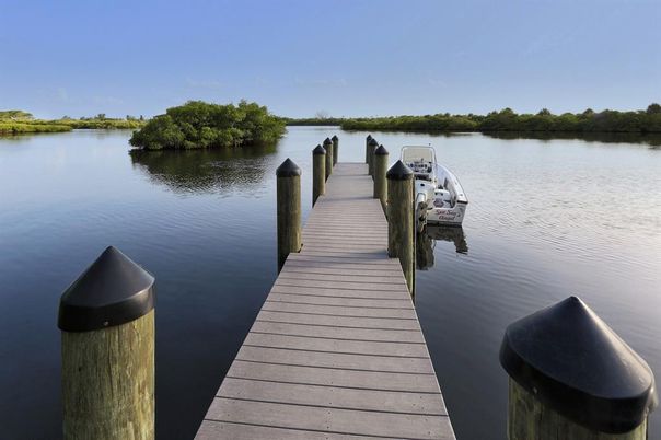 Exterior, Lake