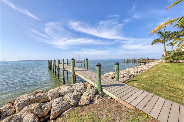 Exterior, Lake