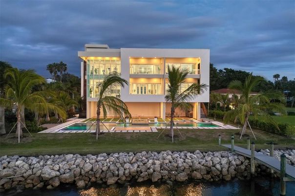 Backyard, Exterior, Facade, Pool, Modern