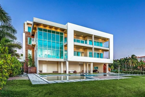 Backyard, Exterior, Facade, Modern