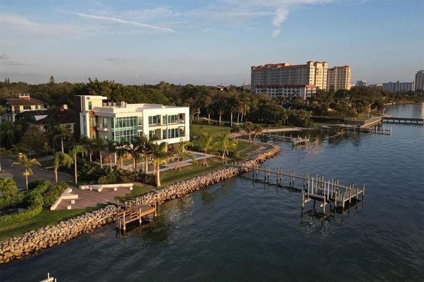 Exterior, Lake
