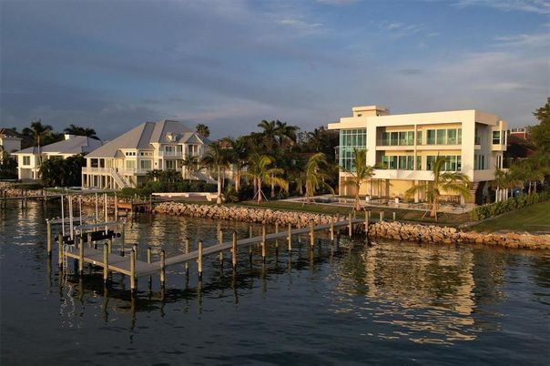 Exterior, Lake