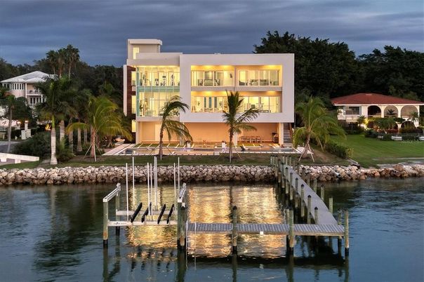 Exterior, Lake