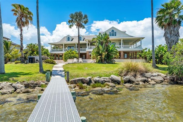 Exterior, Lake