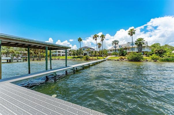 Exterior, Lake