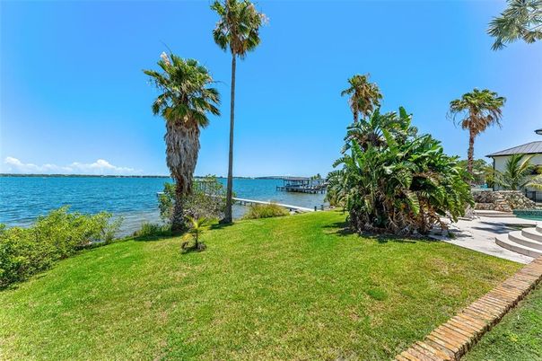 Exterior, Lake