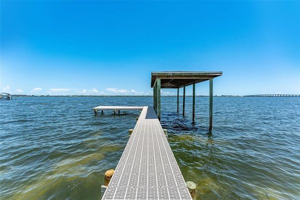 Exterior, Lake