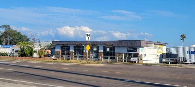 Exterior, Facade, Modern