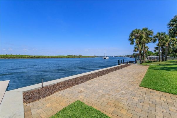 Exterior, Lake