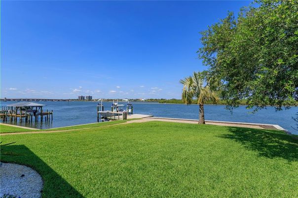 Exterior, Lake