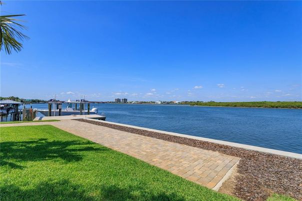 Exterior, Lake