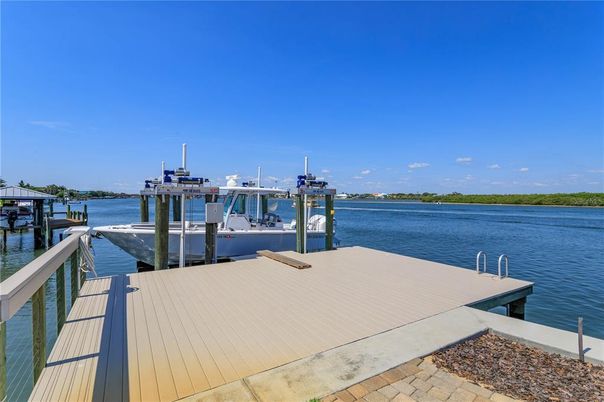 Exterior, Lake
