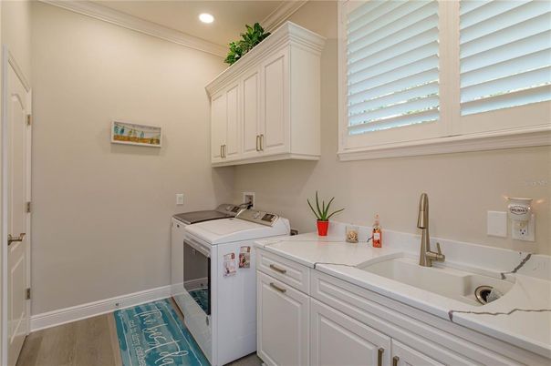 Interior, Recessed Lighting, Washer, Wood Texture Flooring