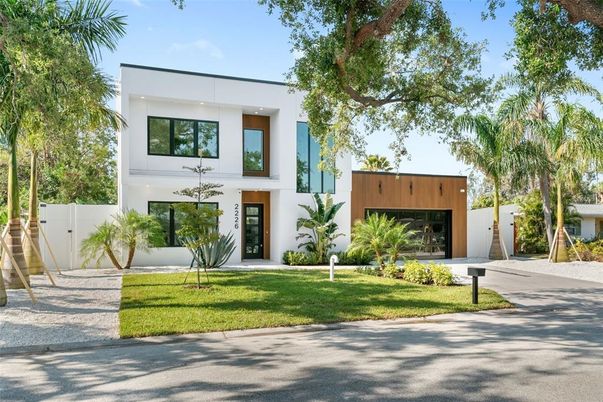 Backyard, Exterior, Facade, Modern