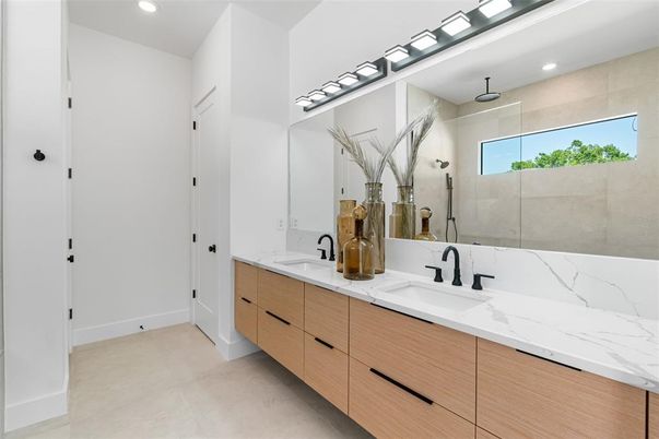 Bathroom, Dual Sink Vanities, Interior, Recessed Lighting