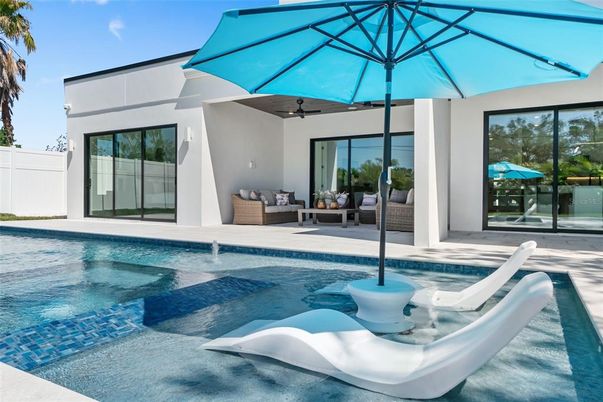 Exterior, Pool