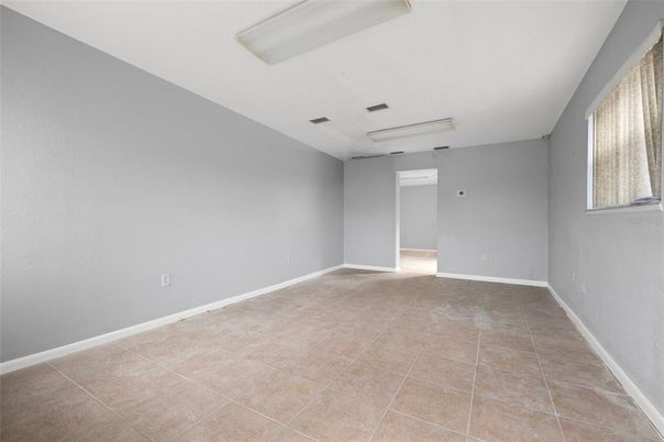 Empty room, Interior