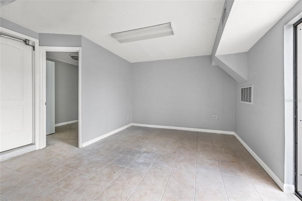 Empty room, Interior