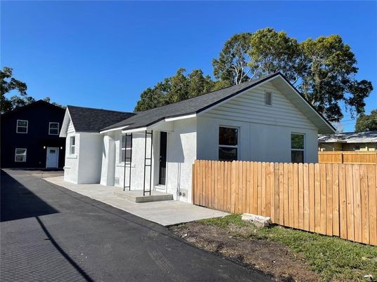Exterior, Facade, Ranch
