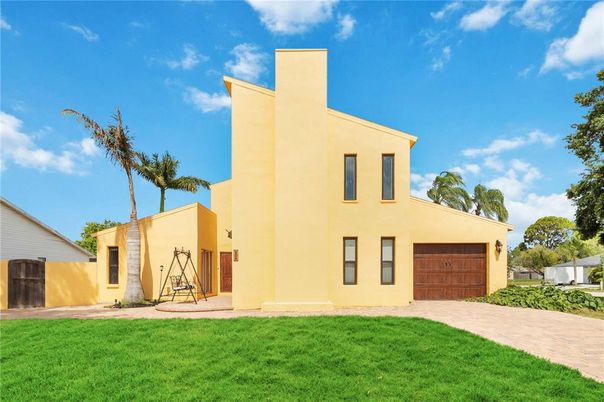 Attached, Backyard, Exterior, Facade, Modern