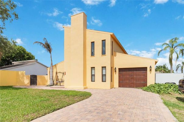 Attached, Backyard, Exterior, Facade, Modern