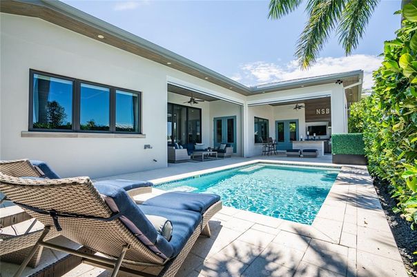 Exterior, Pool