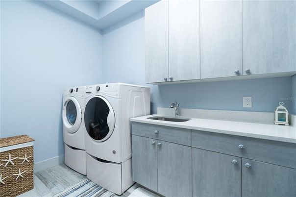 Interior, Washer, Wood Texture Flooring
