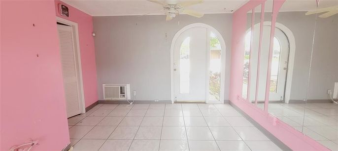 Empty room, Interior