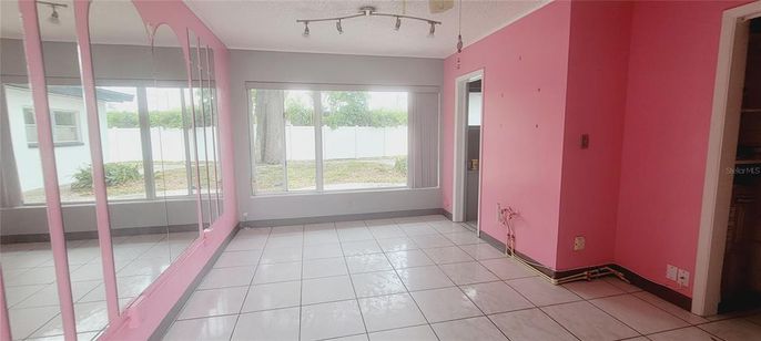Empty room, Interior