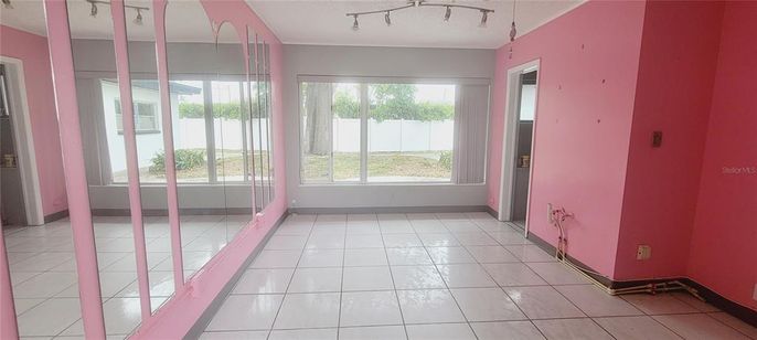 Empty room, Interior