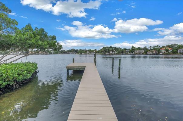 Exterior, Lake