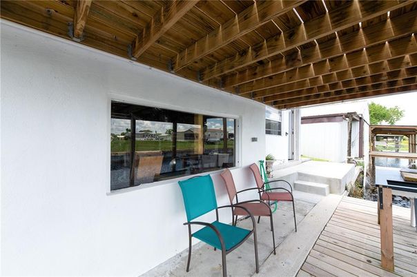 Exterior, Piano, Wooden Beams