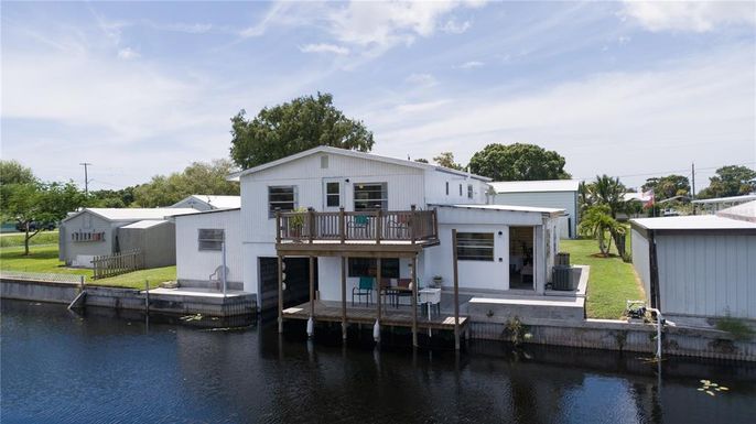 Exterior, Lake