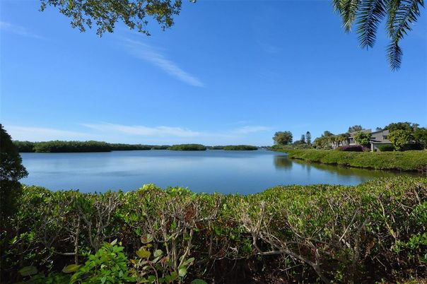 Exterior, Lake