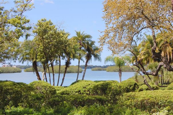 Exterior, Lake