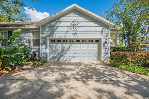 Attached, Exterior, Facade, American Craftsman